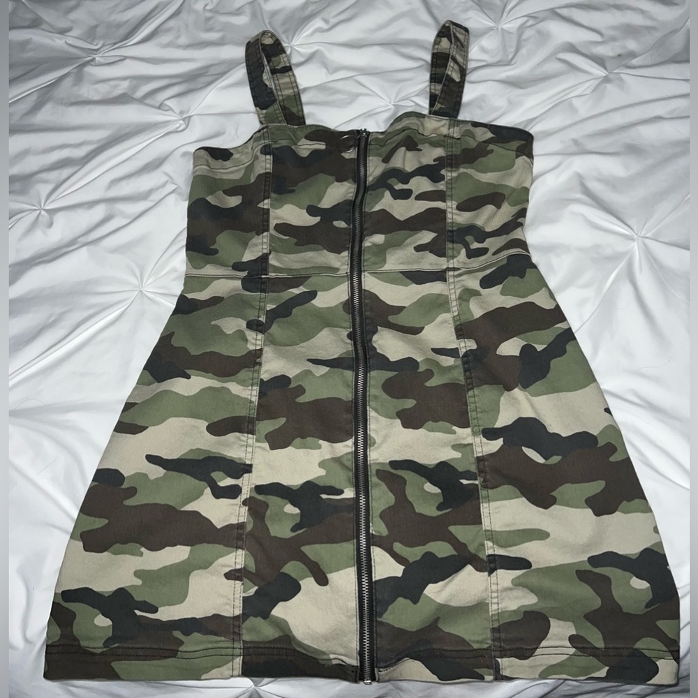 Camo Front Zip-Up H&M Divided Dress (Size 12)